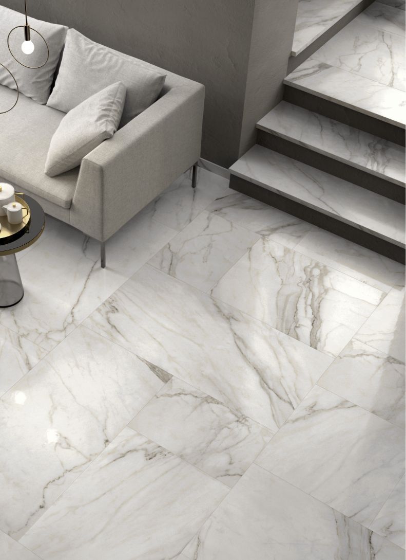 Weiß-grauer Marmorboden mit angrenzender Marmortreppe