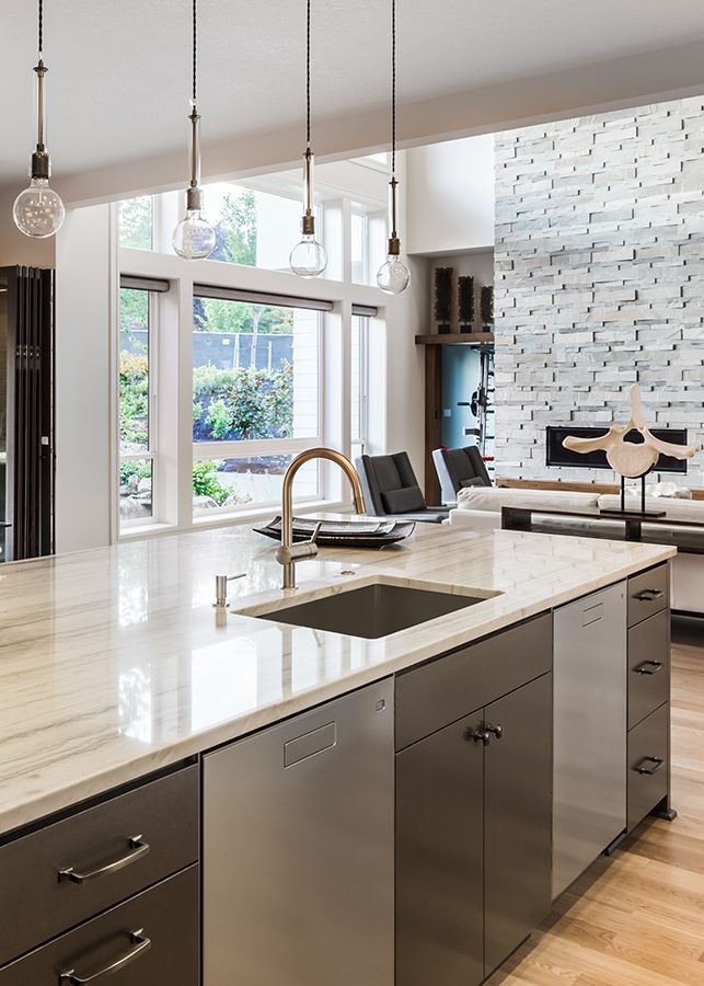 Eine moderne Küche mit einer Natursteinarbeitsplatte.