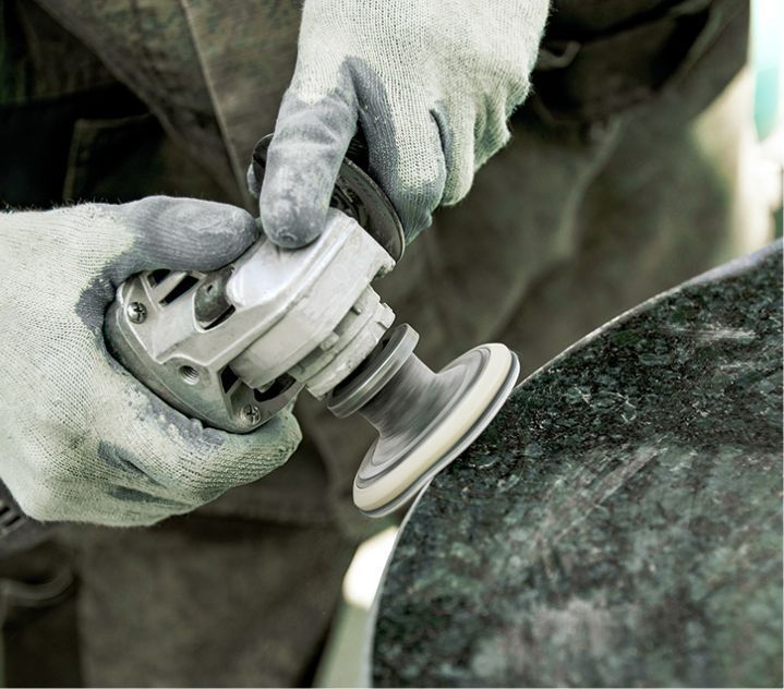 Dunkler Marmor wird poliert