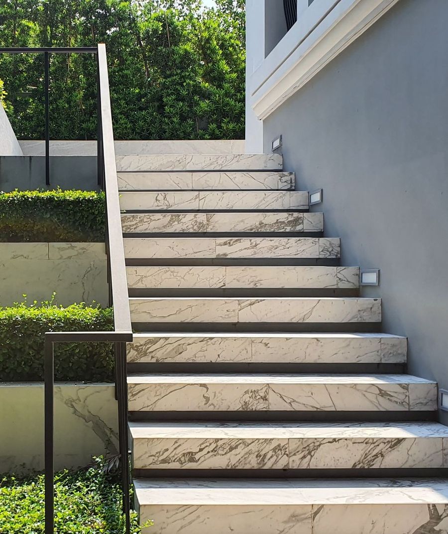 Weiße Marmortreppe im Außenbereich